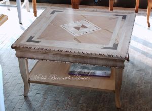 Tavolino quadrato da soggiorno in legno intarsiato produzione artigianale